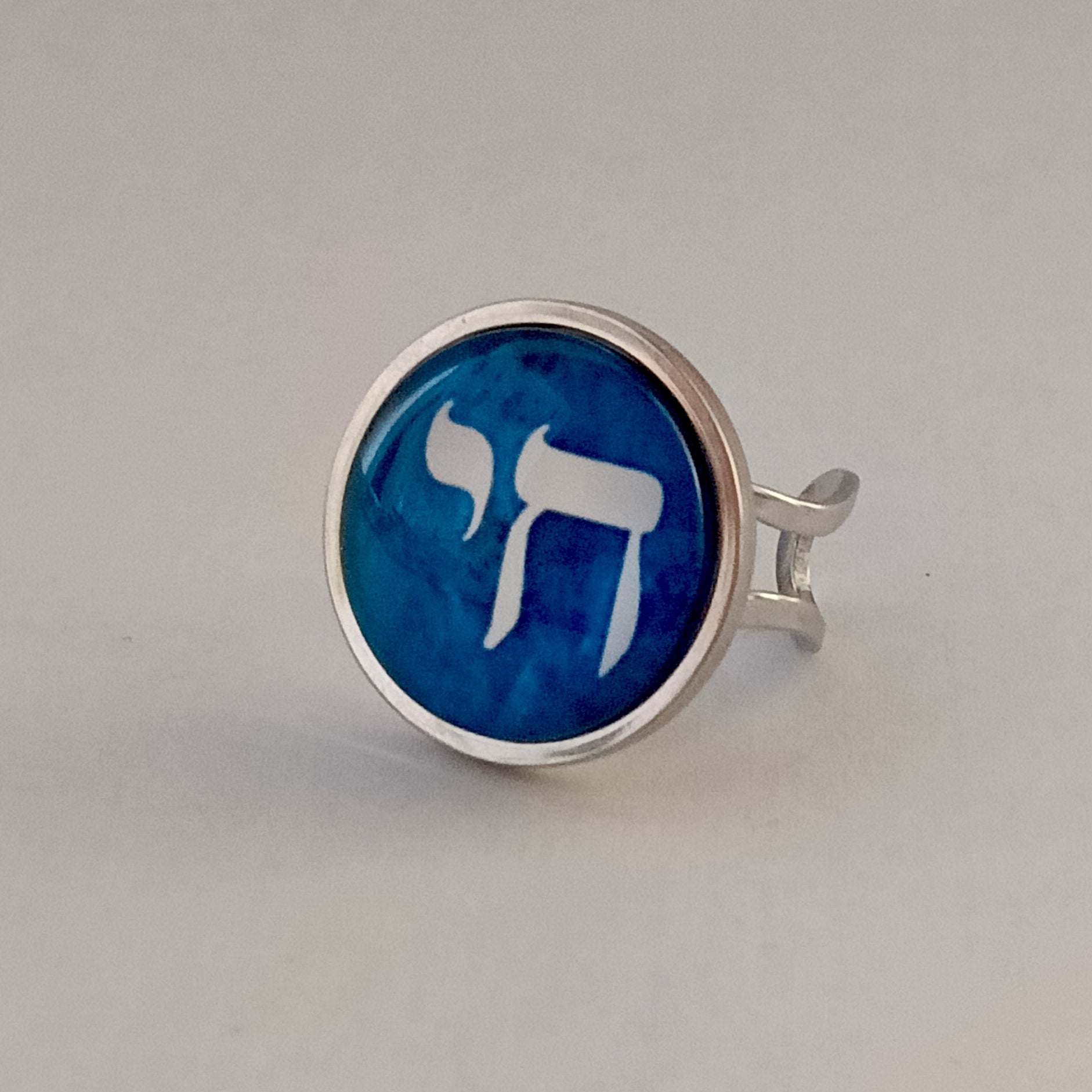 Bague Judaica Signature 20 mm Chai bleu
